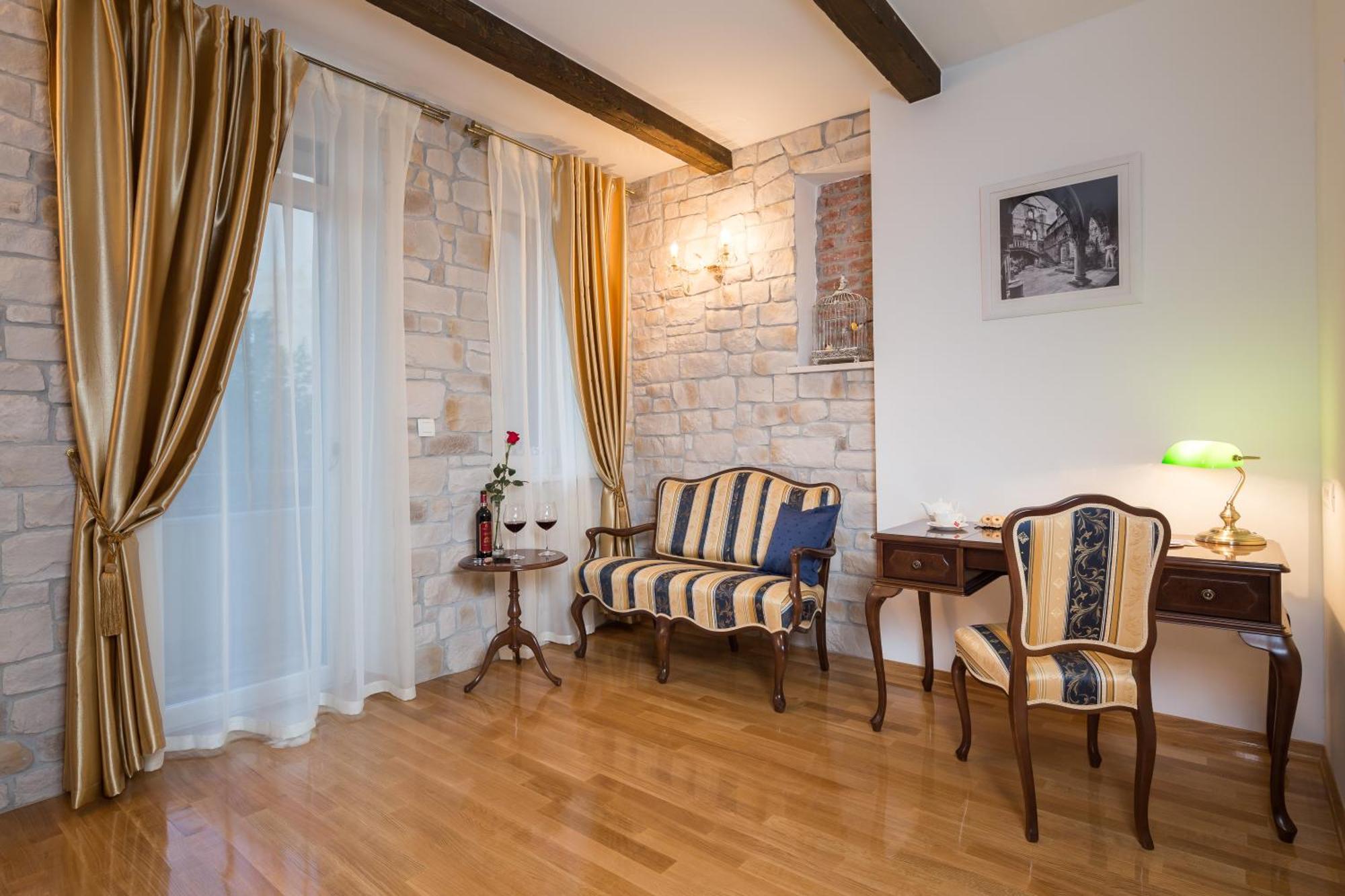 Opera Heritage 4*